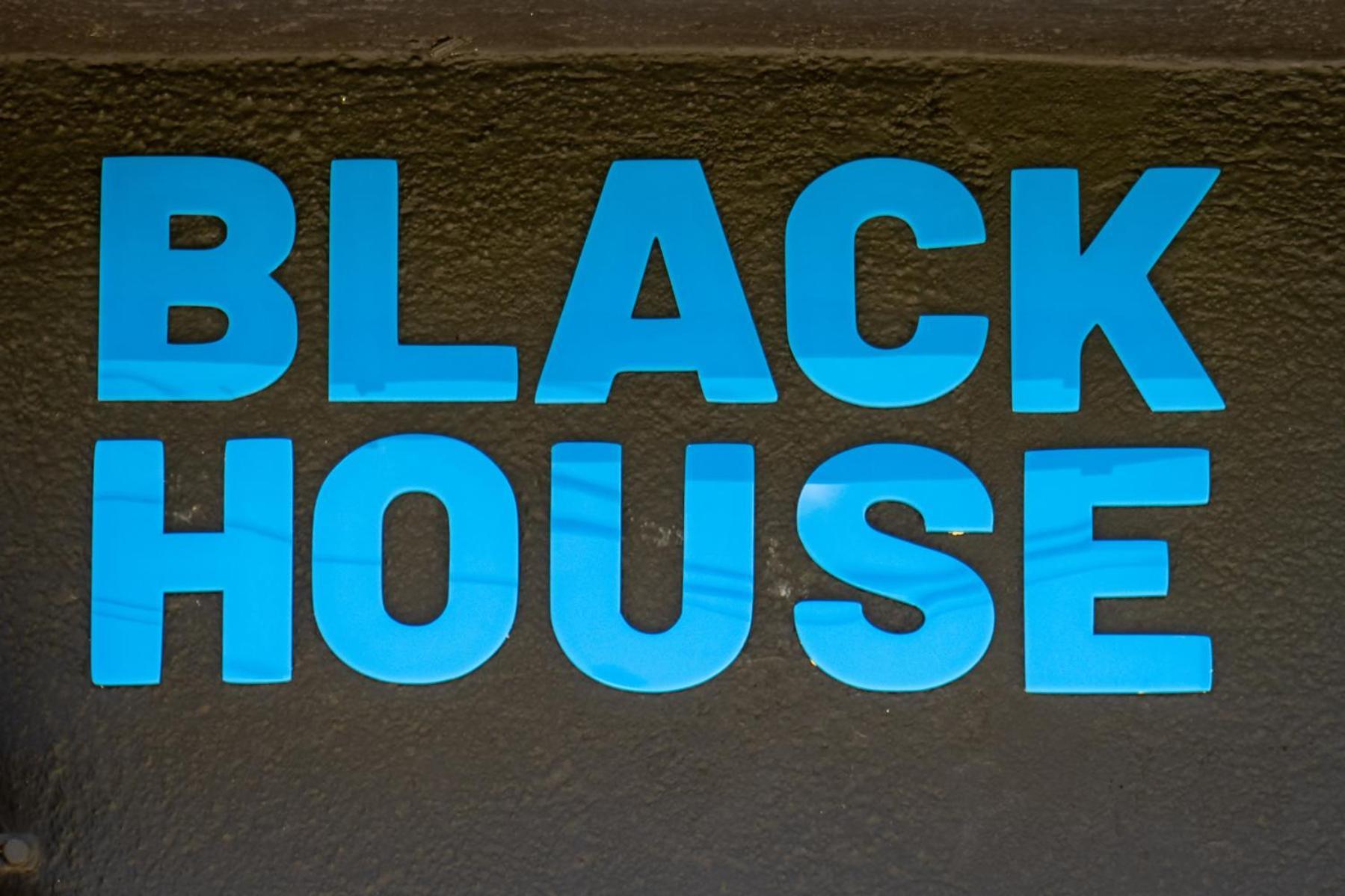 Black House Sorprendente Casa Estilo Industrial Olot Kültér fotó