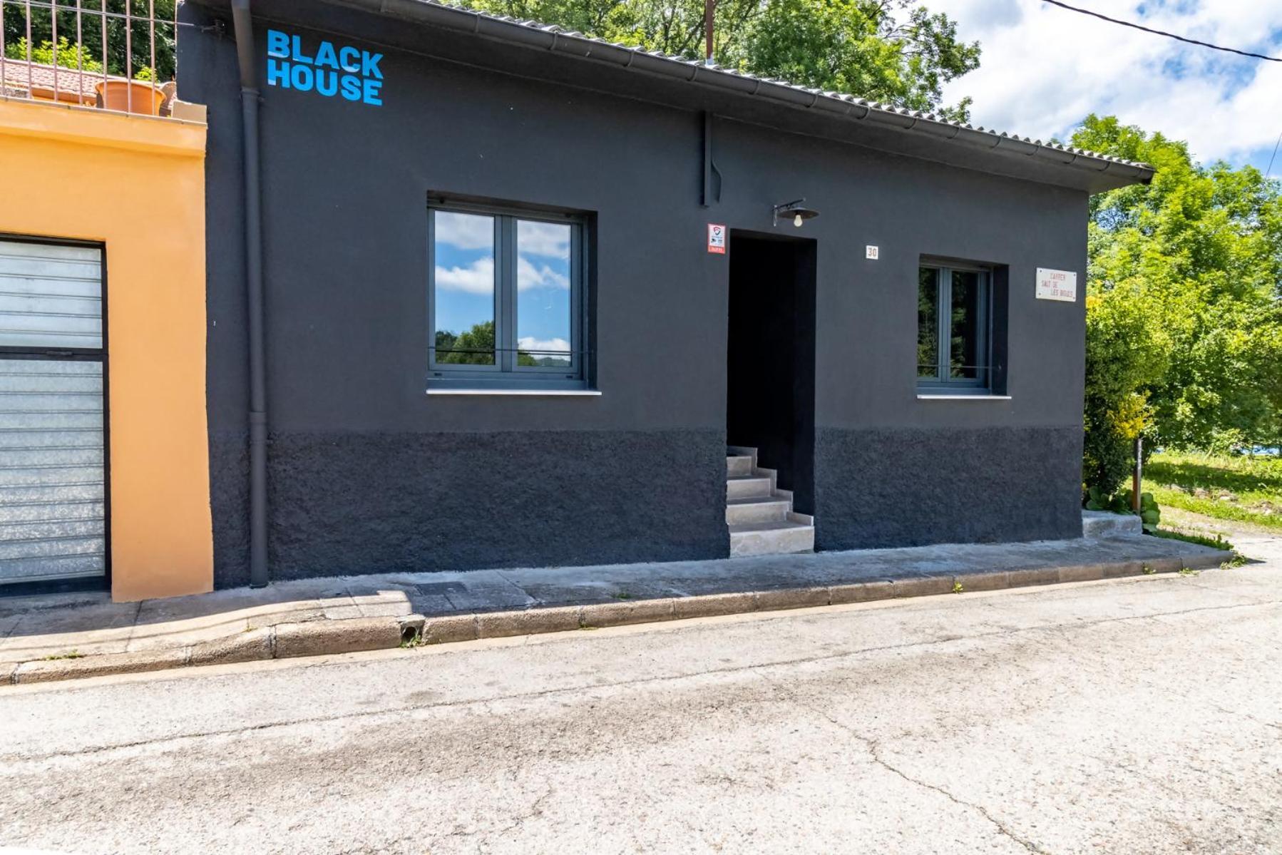 Black House Sorprendente Casa Estilo Industrial Olot Kültér fotó