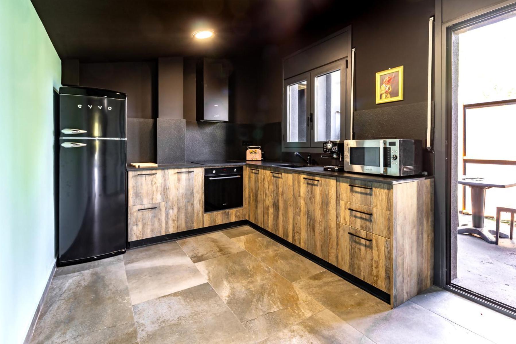 Black House Sorprendente Casa Estilo Industrial Olot Kültér fotó