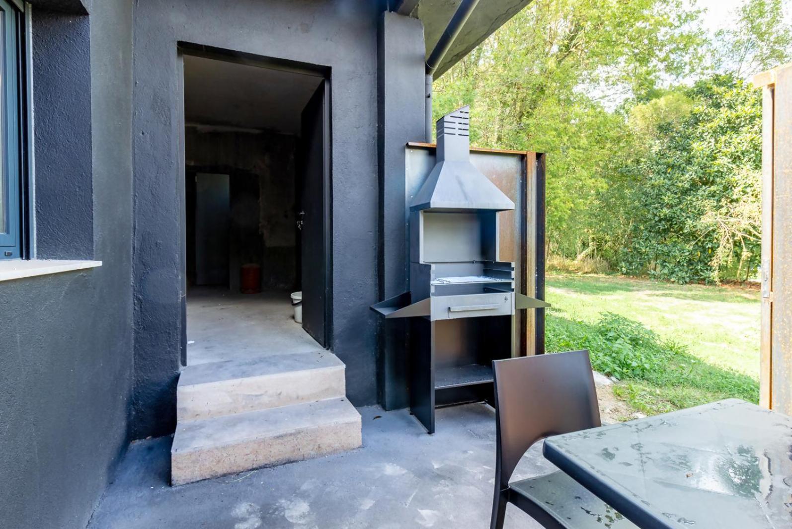 Black House Sorprendente Casa Estilo Industrial Olot Kültér fotó