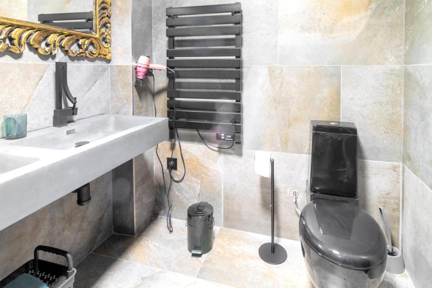 Black House Sorprendente Casa Estilo Industrial Olot Kültér fotó