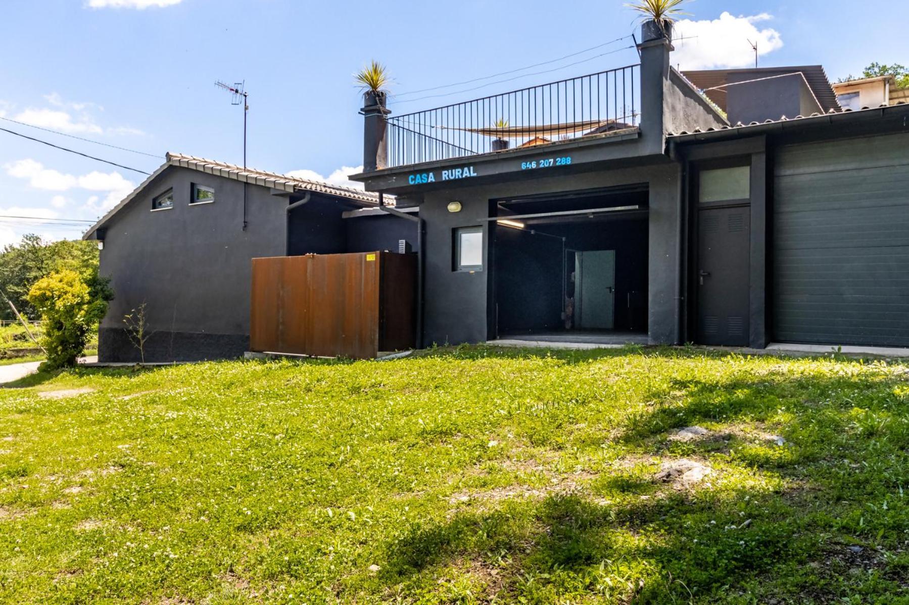 Black House Sorprendente Casa Estilo Industrial Olot Kültér fotó