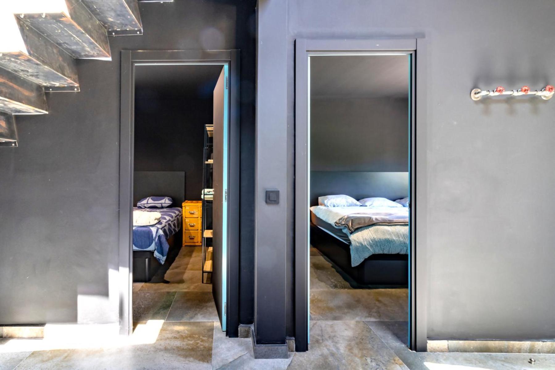 Black House Sorprendente Casa Estilo Industrial Olot Kültér fotó