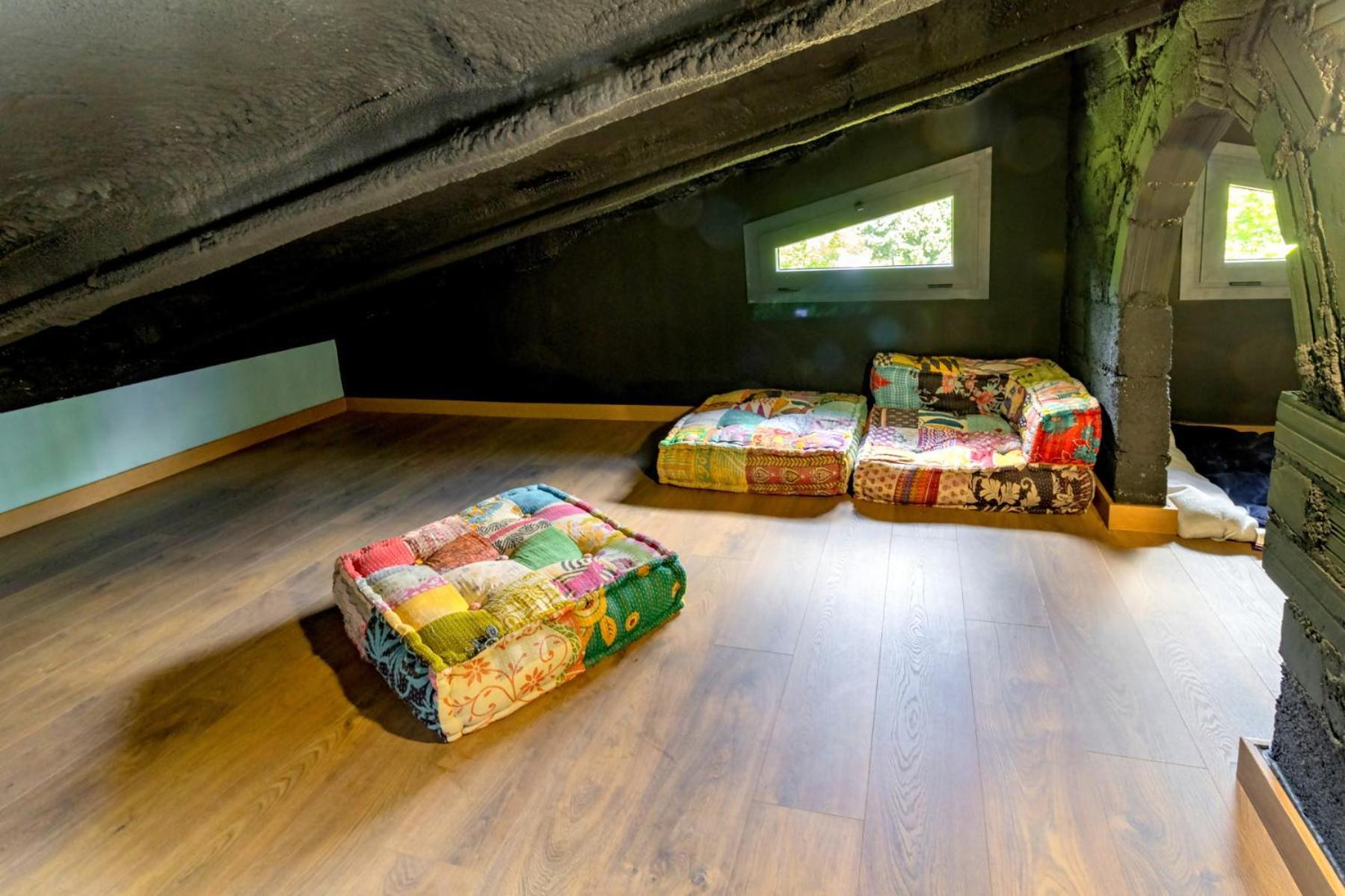 Black House Sorprendente Casa Estilo Industrial Olot Kültér fotó