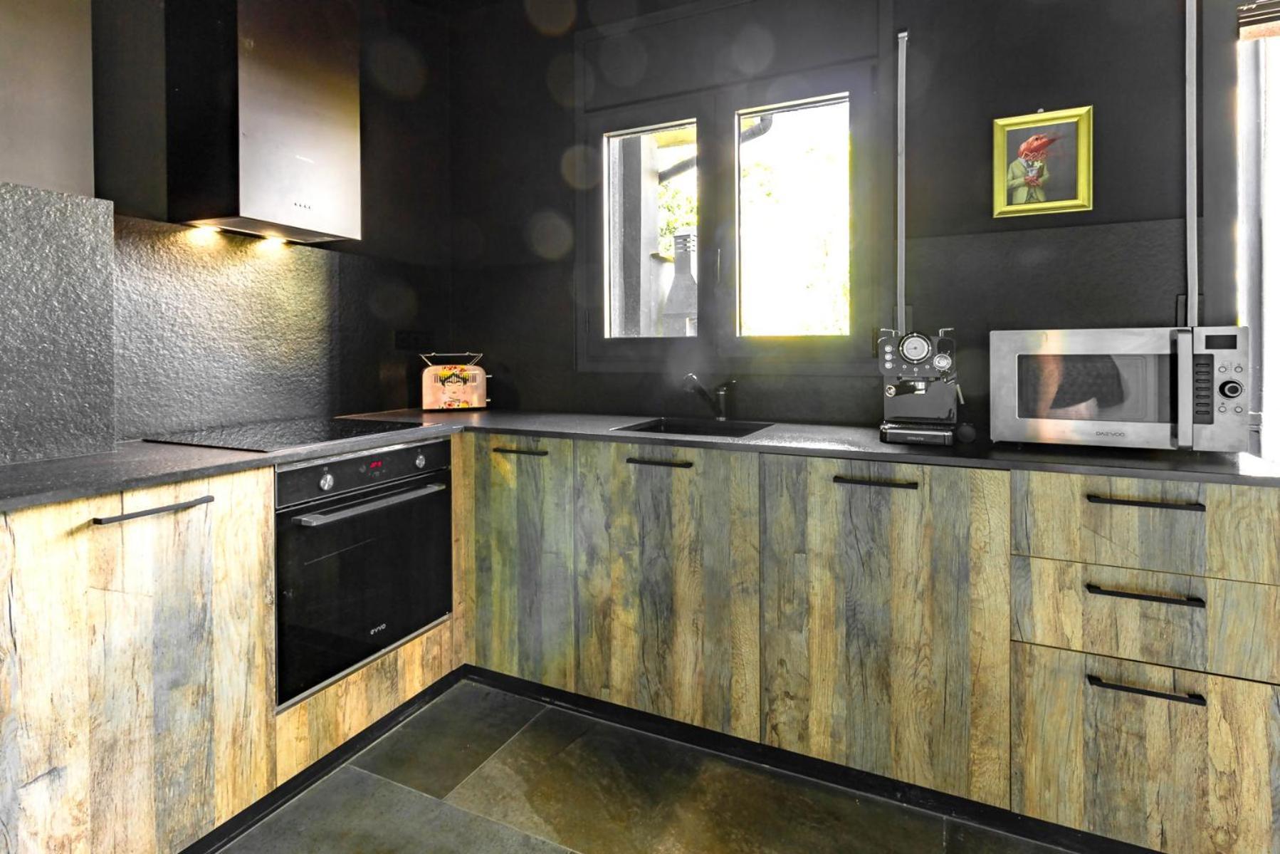 Black House Sorprendente Casa Estilo Industrial Olot Kültér fotó