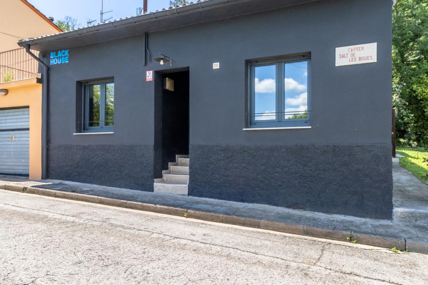Black House Sorprendente Casa Estilo Industrial Olot Kültér fotó